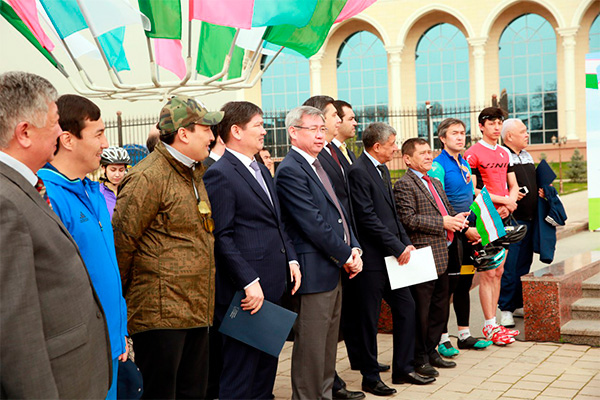 Cycling marathon on route Tashkent-Shymkent starts