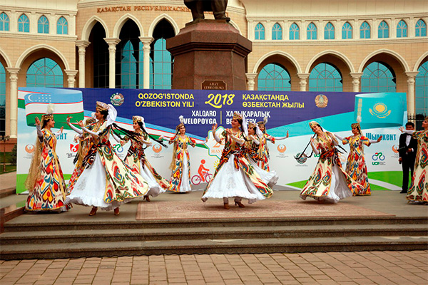 Cycling marathon on route Tashkent-Shymkent starts