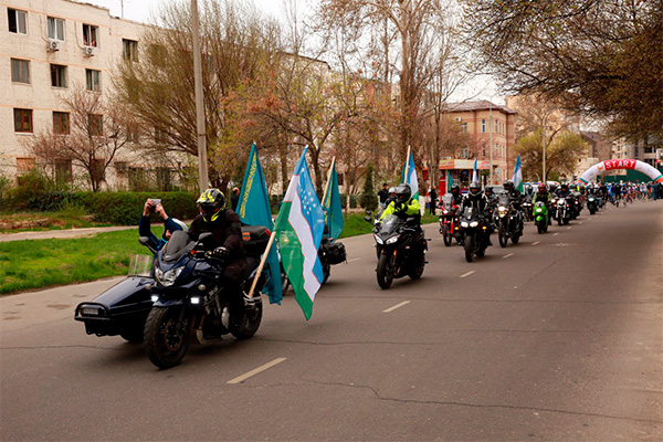 Cycling marathon on route Tashkent-Shymkent starts