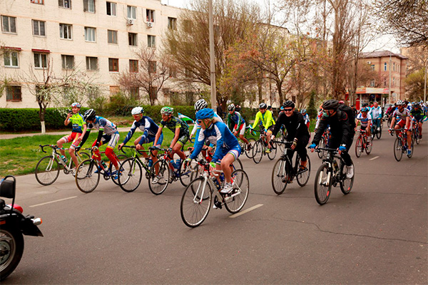 Cycling marathon on route Tashkent-Shymkent starts